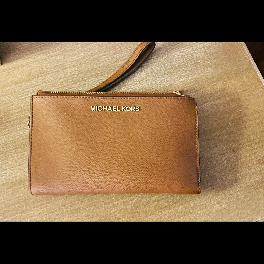 Michael Kors wristlet wallet. EUC